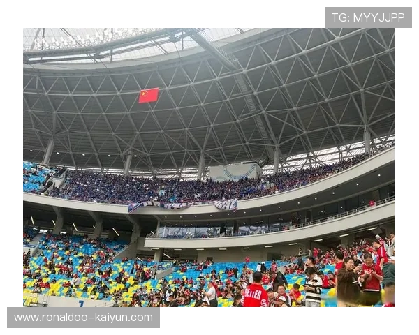 成都蓉城球场激情四溢 球迷热情与赛事氛围完美交融